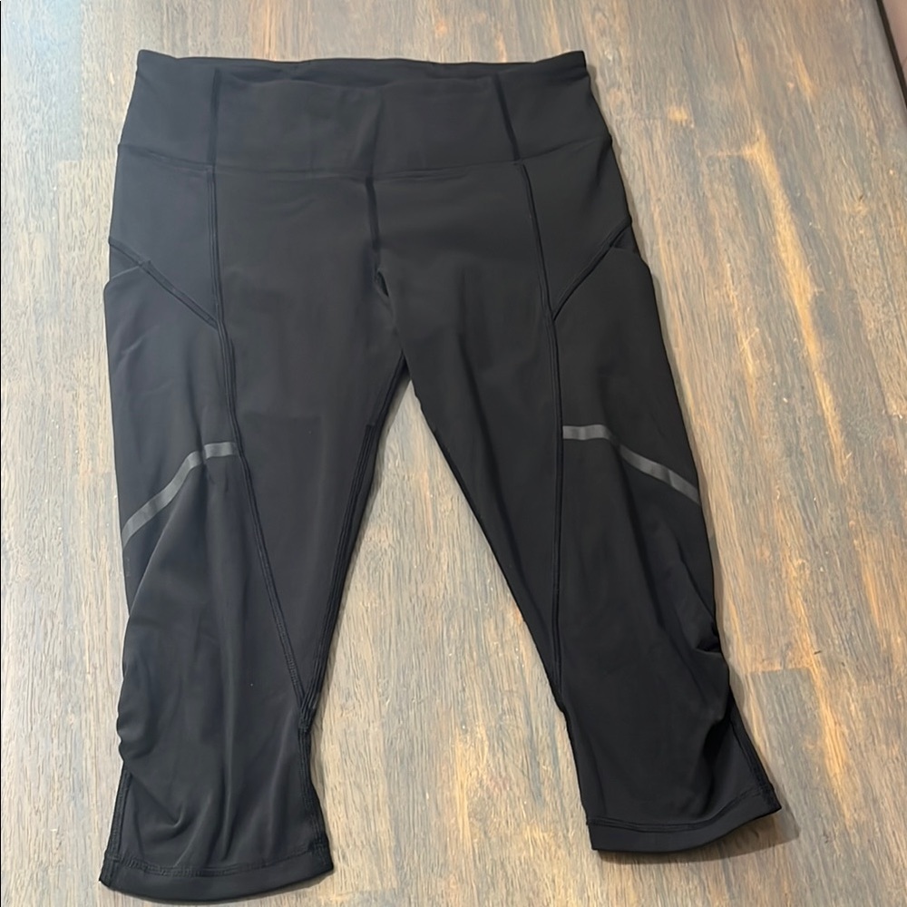 LULULEMON SZ 6 Black Athletic Capri Leggings #413